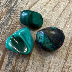 Lot of three green stones, polished malachite, chrysocalla.